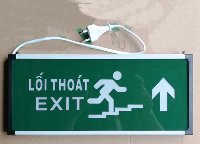 Đèn exit chỉ hướng lên thoát hiểm