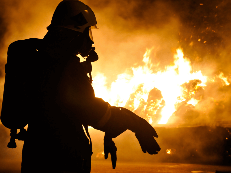 Lính cứu hỏa là những người thực hiện công tác chữa cháy, khắc phục hậu quả do cháy gây ra