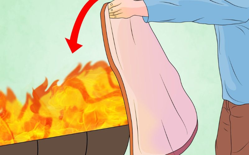 Che phủ đám cháy nhỏ bằng vải dày