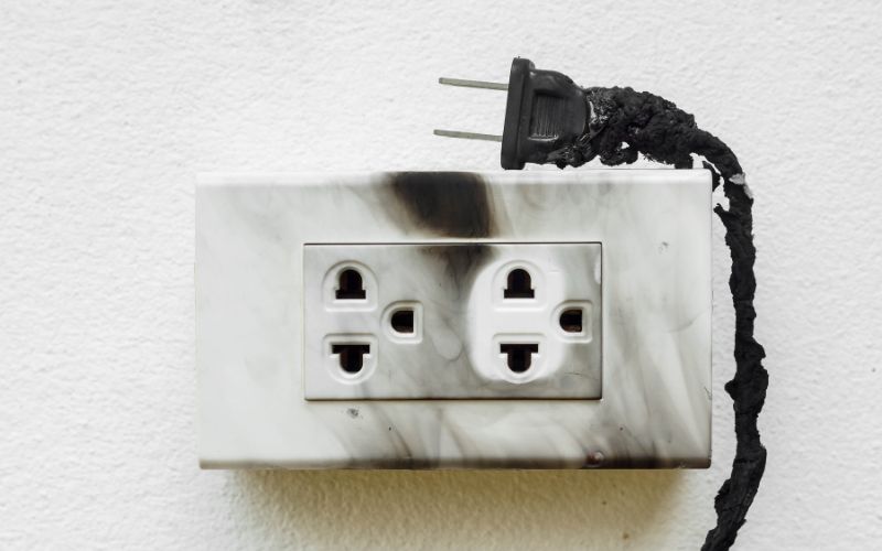 Lập tức ngắt nguồn điện nếu có thể