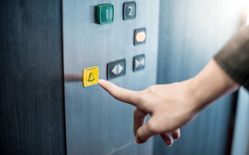 những việc không nên làm khi kẹt thang máy