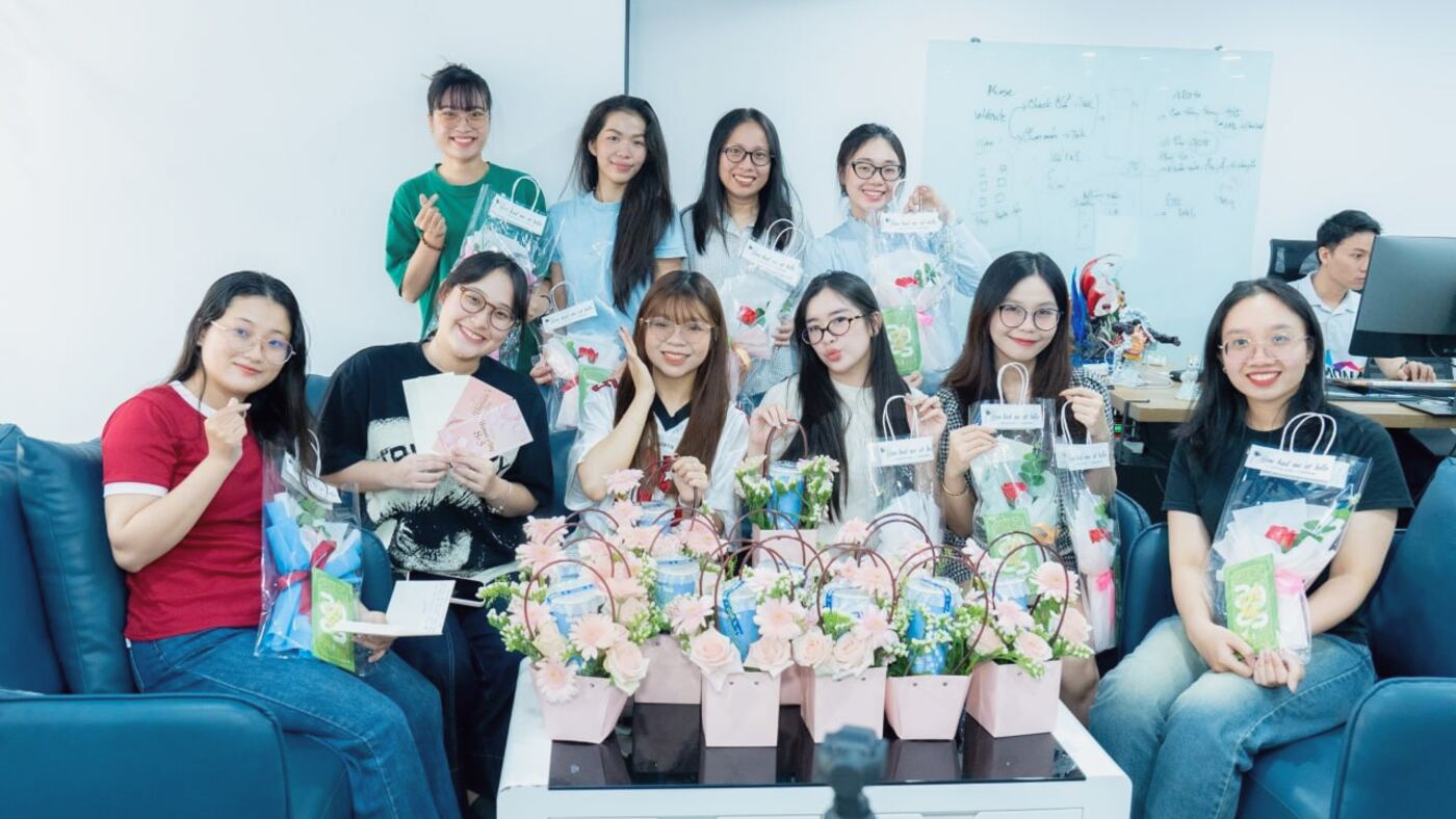 Các chị em MONA nhận hoa và quà tri ân ngày Quốc tế Phụ nữ