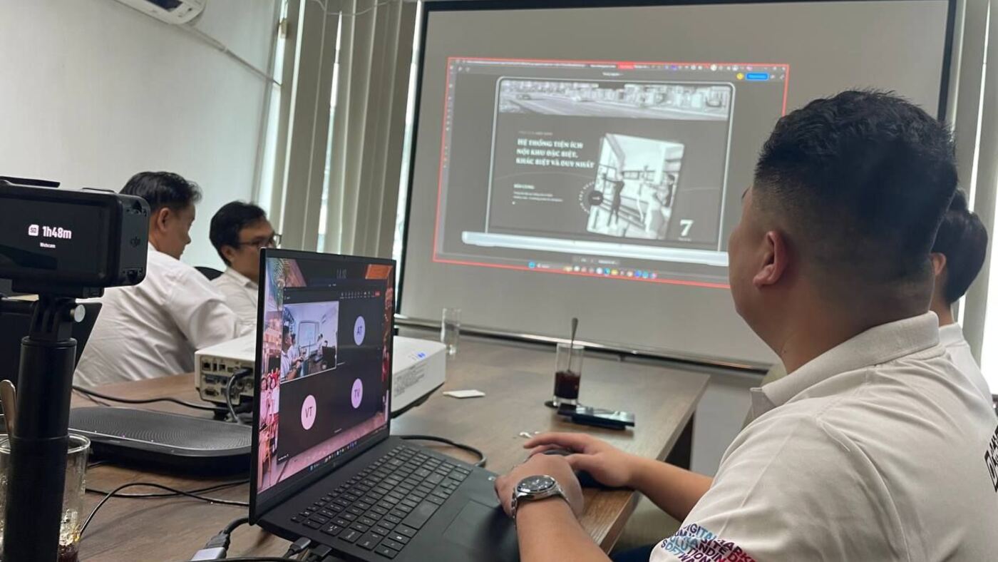 Nhân viên MONA trình chiếu phương án website cho khách trong phòng họp